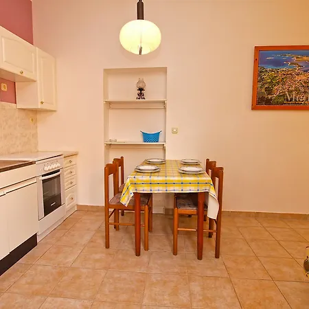 Neven 810 Apartment