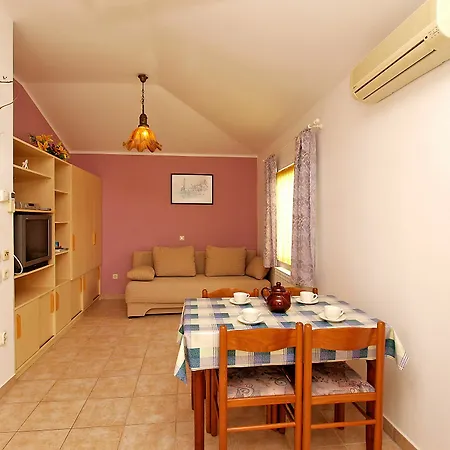 Neven 810 Apartment